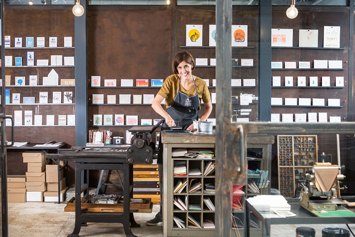Ondernemer aan het werk in een winkel