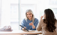 twee vrouwen in een adviesgesprek