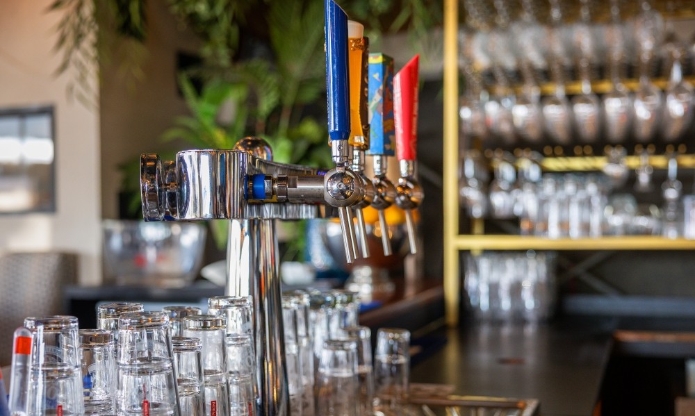 biertap met glazen