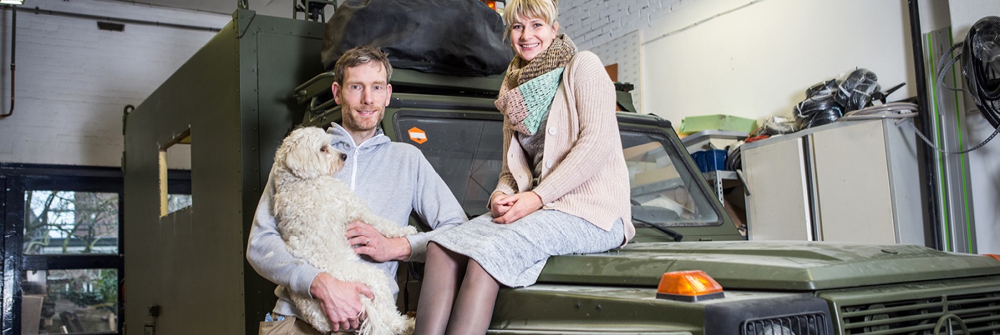 ondernemers aan het werk in een garage