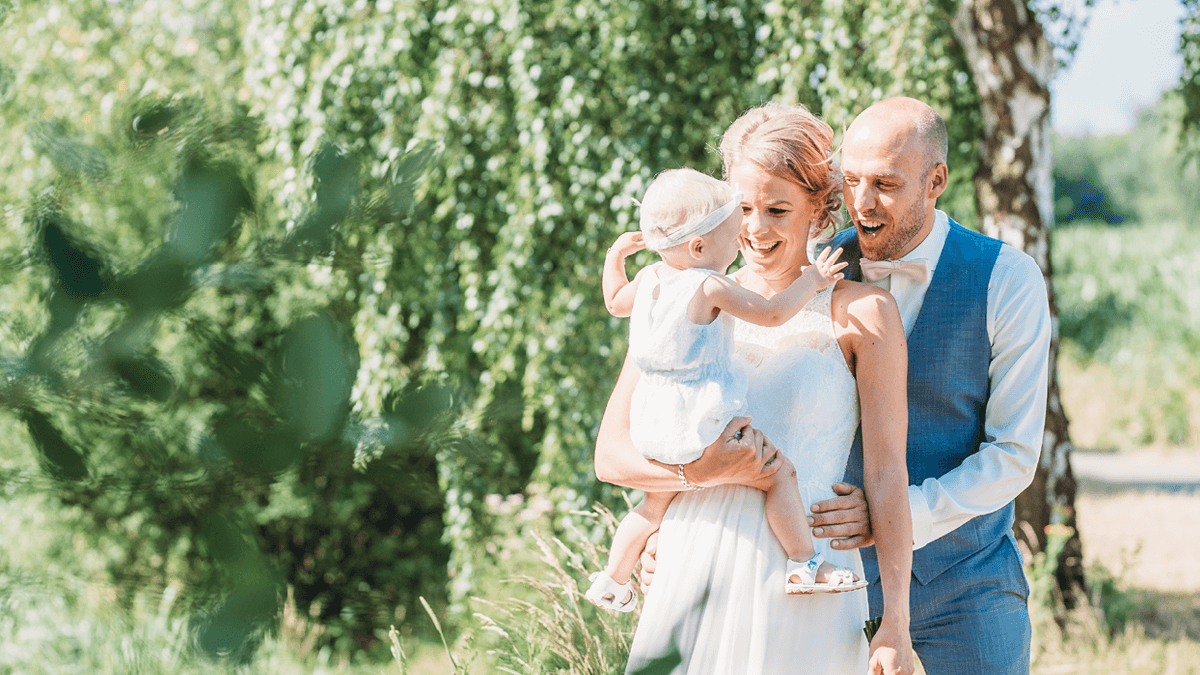 man en vrouw met kind