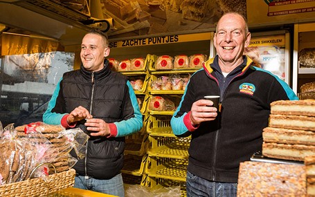 2 mannen in marktkraam